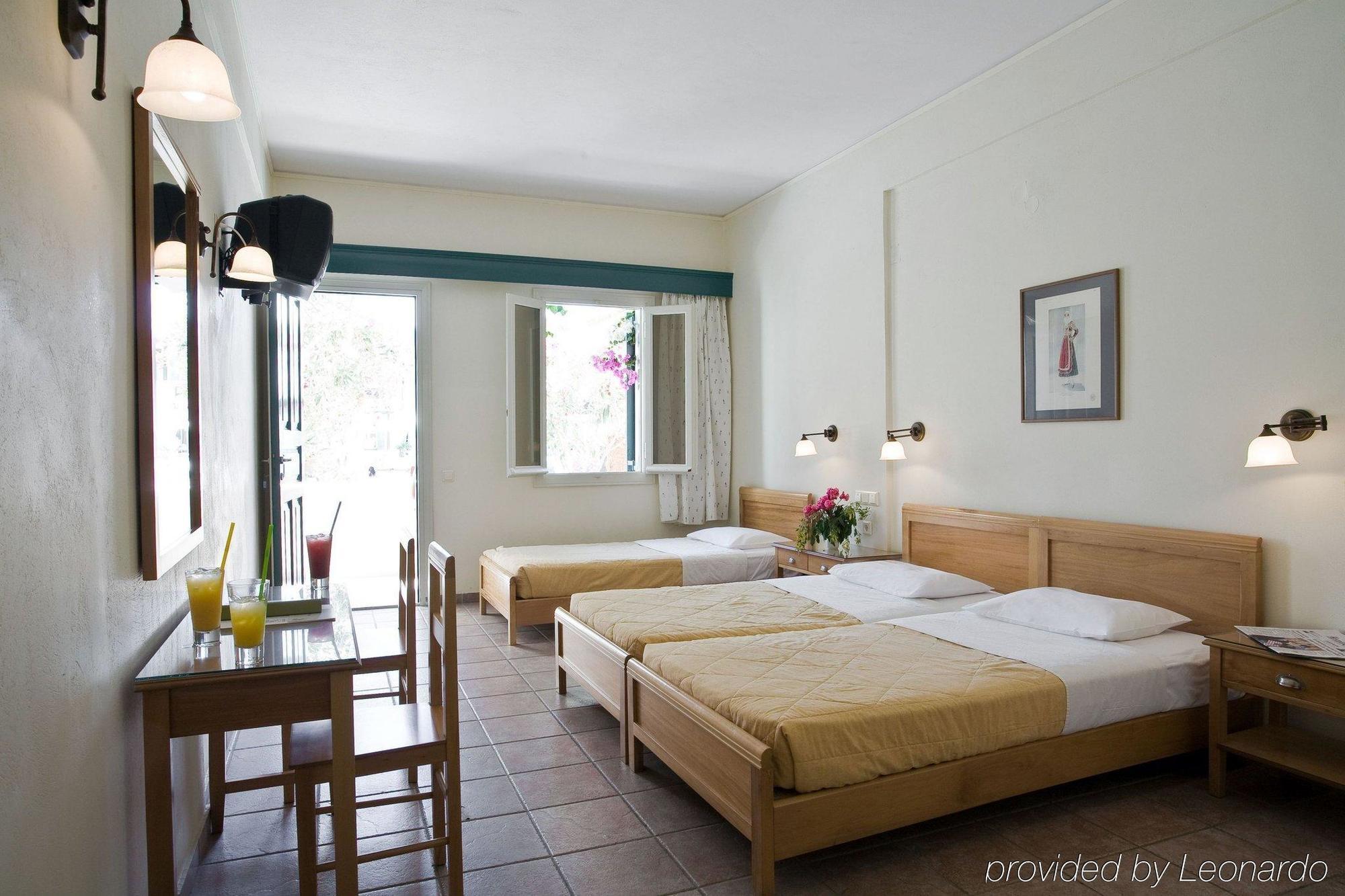 Rose Bay Hotel Kamári Pokoj fotografie